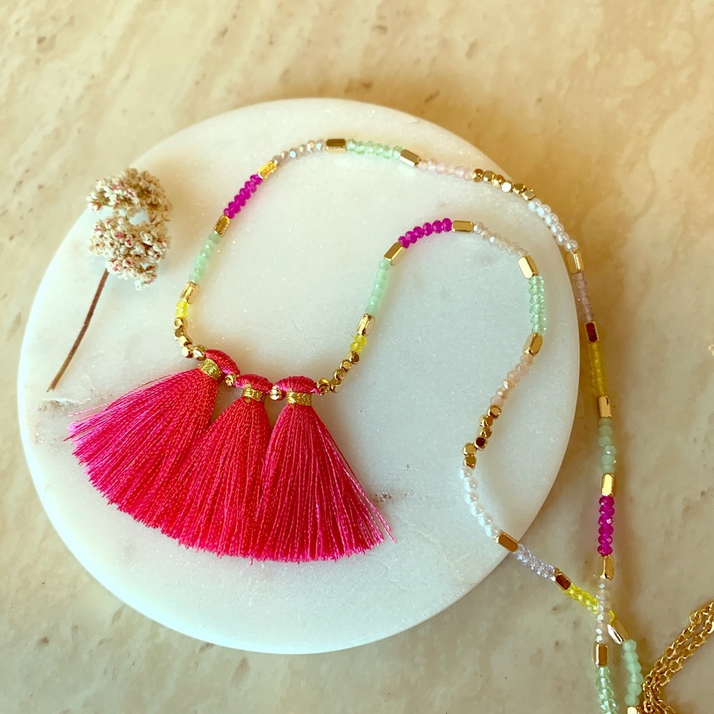 Lovely summer tassel neckless with hints of gold